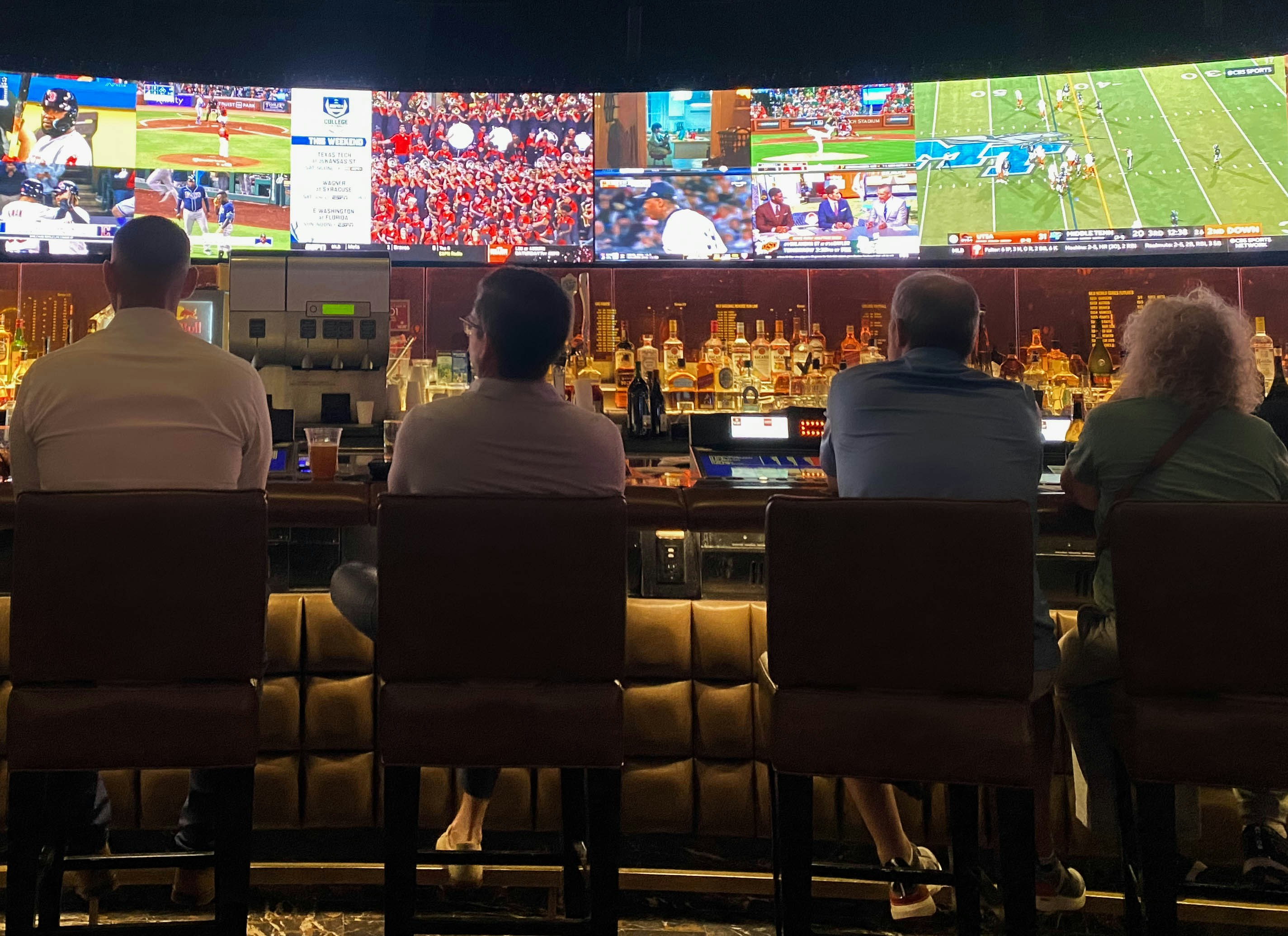 Sportbar mit mehreren Fernsehern, die Live-Spiele zeigen